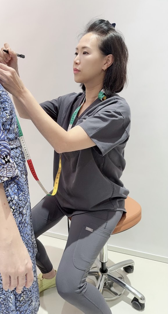 Dr Pearlie membuat penandaan sebelum operasi sedot lemak